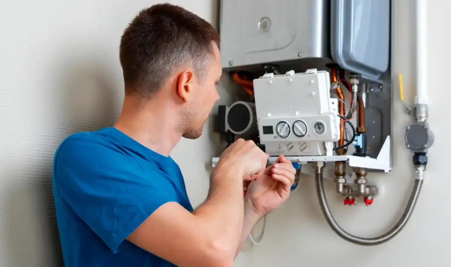 Techniker repariert eine Baxi Gastherme